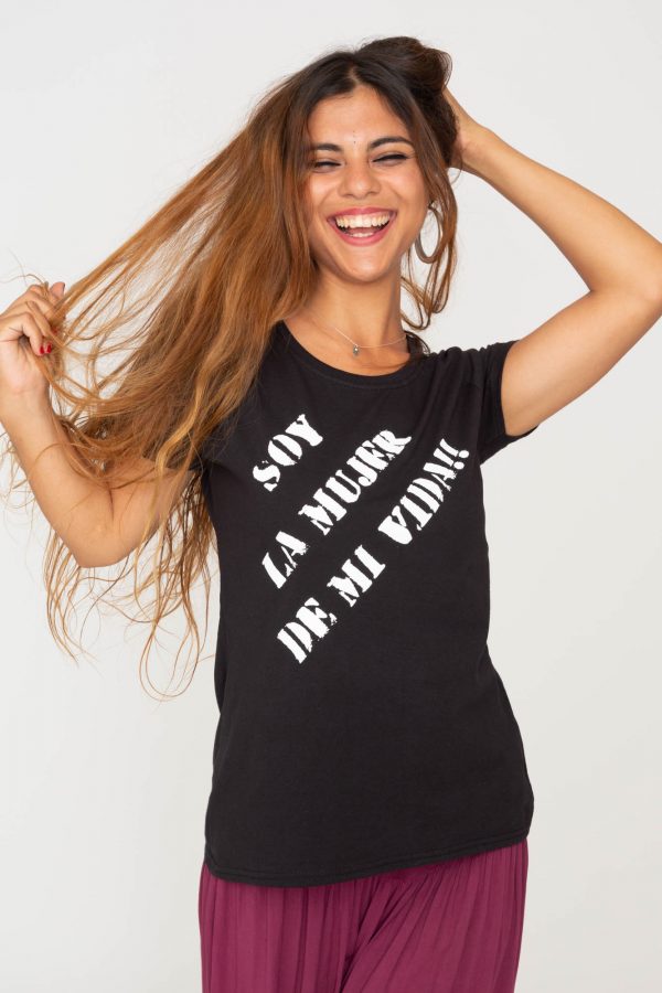 Camiseta con frase Negra, soy la mujer de mi vida