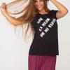 Camiseta con frase Negra, soy la mujer de mi vida