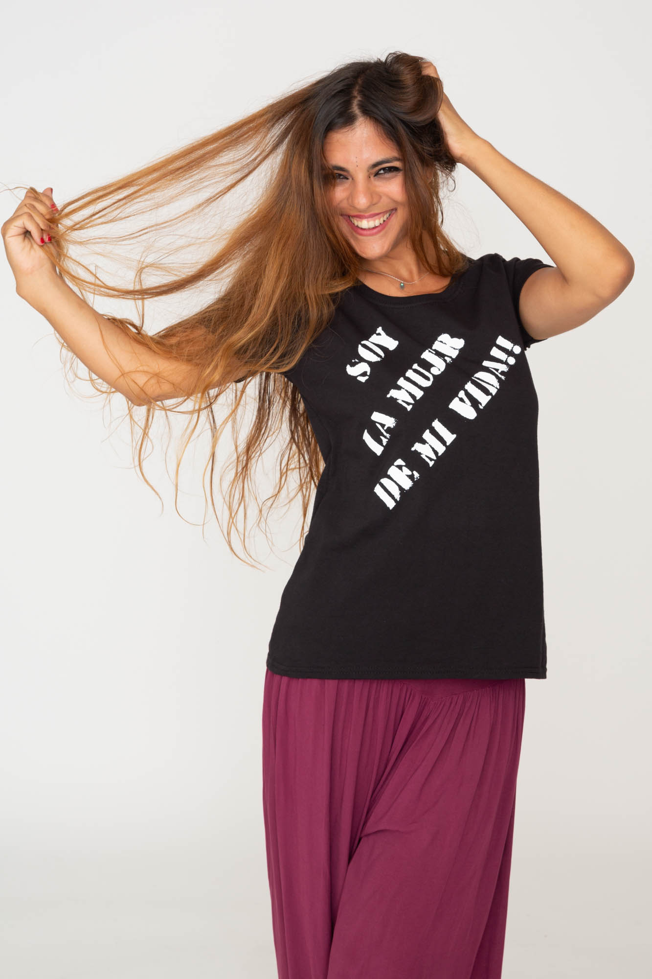 Camiseta con frase Negra, soy la mujer de mi vida